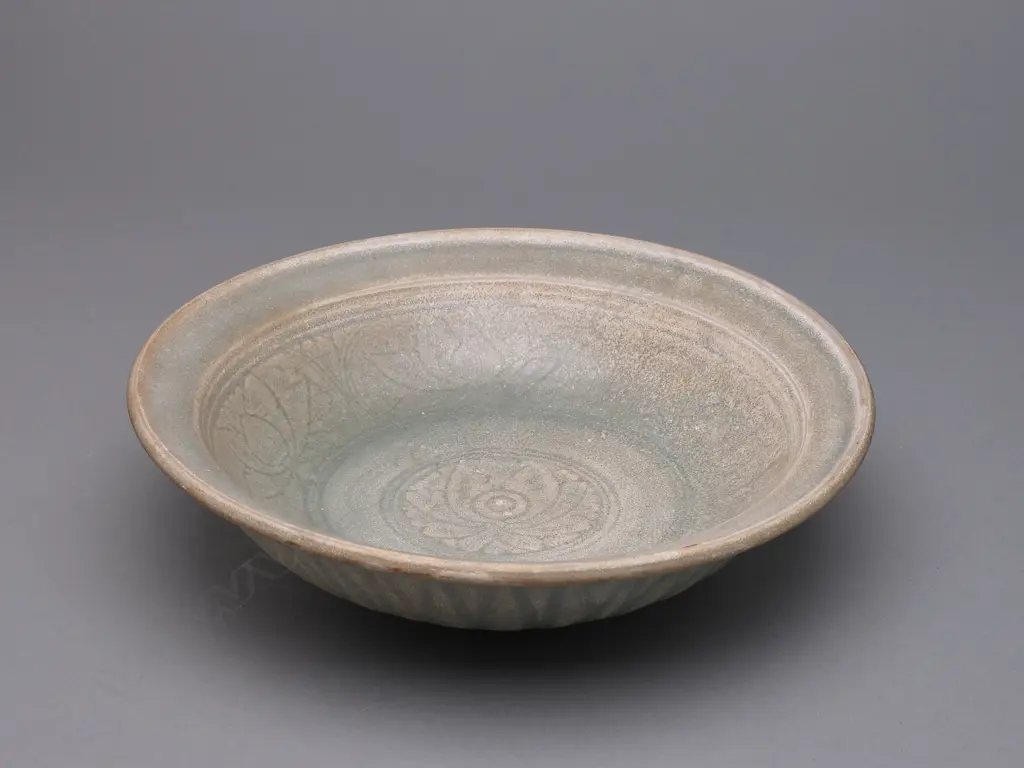 A Sawankhalok stoneware bowl, Image 1++